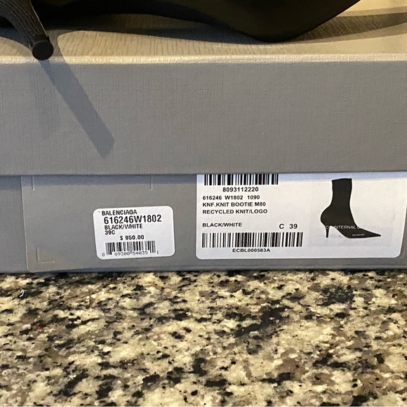 • Pointed Toe 
• 80mm arch 
Material: 100% polyester - Picture 3 of 5